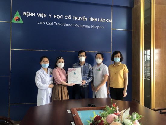 VIETMEC tặng quà mừng kỷ niệm 20 năm thành lập Bệnh viện Y học cổ truyền tỉnh Lào Cai