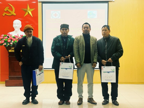 Vietmec - Trao tặng quà “Tết Nhân Ái” xuân Giáp Thìn 2024 cho gia đình chính sách và người có công trên địa bàn xã Phù Ninh