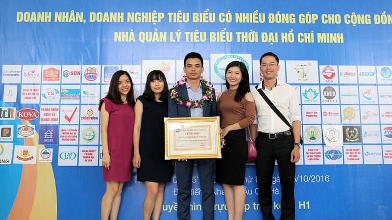 Ông Vũ Thành Trung – Giám đốc Công ty VietMec (giữa) trong lễ trao giải