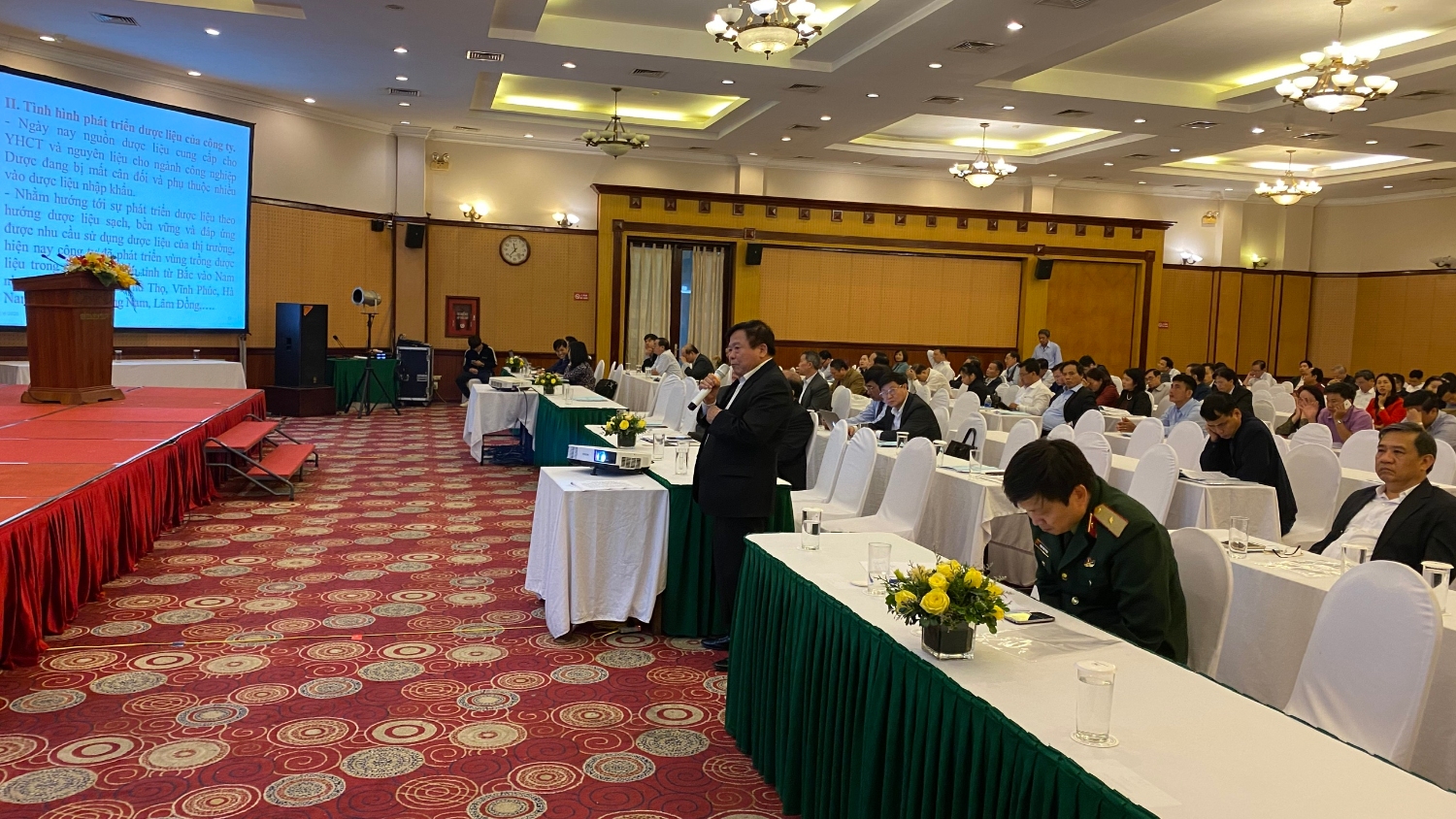 PGĐ Công ty CP Dược Liệu Việt Nam - Dược sĩ chuyên khoa II Trần Bình Duyên tại một hội thảo khoa học về y dược cổ truyền.