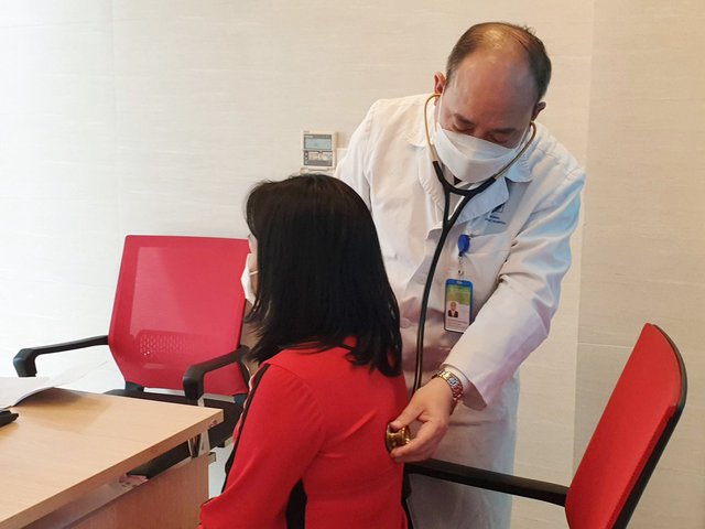 Bác sĩ Hà Quốc Hùng thăm khám cho bệnh nhân tại BV Lão khoa Trung ương. Ảnh: D.Hải
