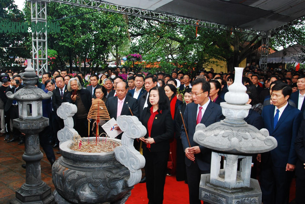 Bộ trưởng Bộ Y tế Đào Hồng Lan, Bí thư tỉnh Hưng Yên Nguyễn Hữu Nghĩa và Cục trưởng Cục Y Dược cổ truyền Nguyễn Thế Thịnh dâng hương tưởng nhớ Đại danh Y Hải thượng Lãn ông Lê Hữu Trác. Ảnh: Hữu Thanh