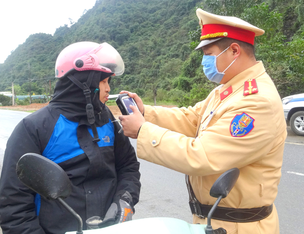 Cán bộ, chiến sĩ Phòng CSGT, Công an tỉnh Hà Giang sử dụng ống thổi một lần để đo nồng độ cồn. Ảnh: Báo Hà Giang