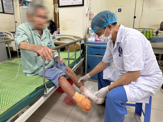 BS thăm khám cho bệnh nhân bị biến chứng đái tháo đường phải cắt cụt bàn chân đang điều trị tại Bệnh viện Nội tiết TW.