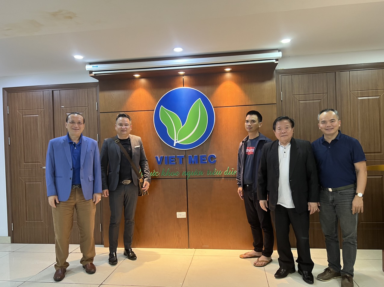 Đại diện VIETMEC tiếp đón và làm việc cùng đại diện Phòng Công nghiệp và Thương mại Lào