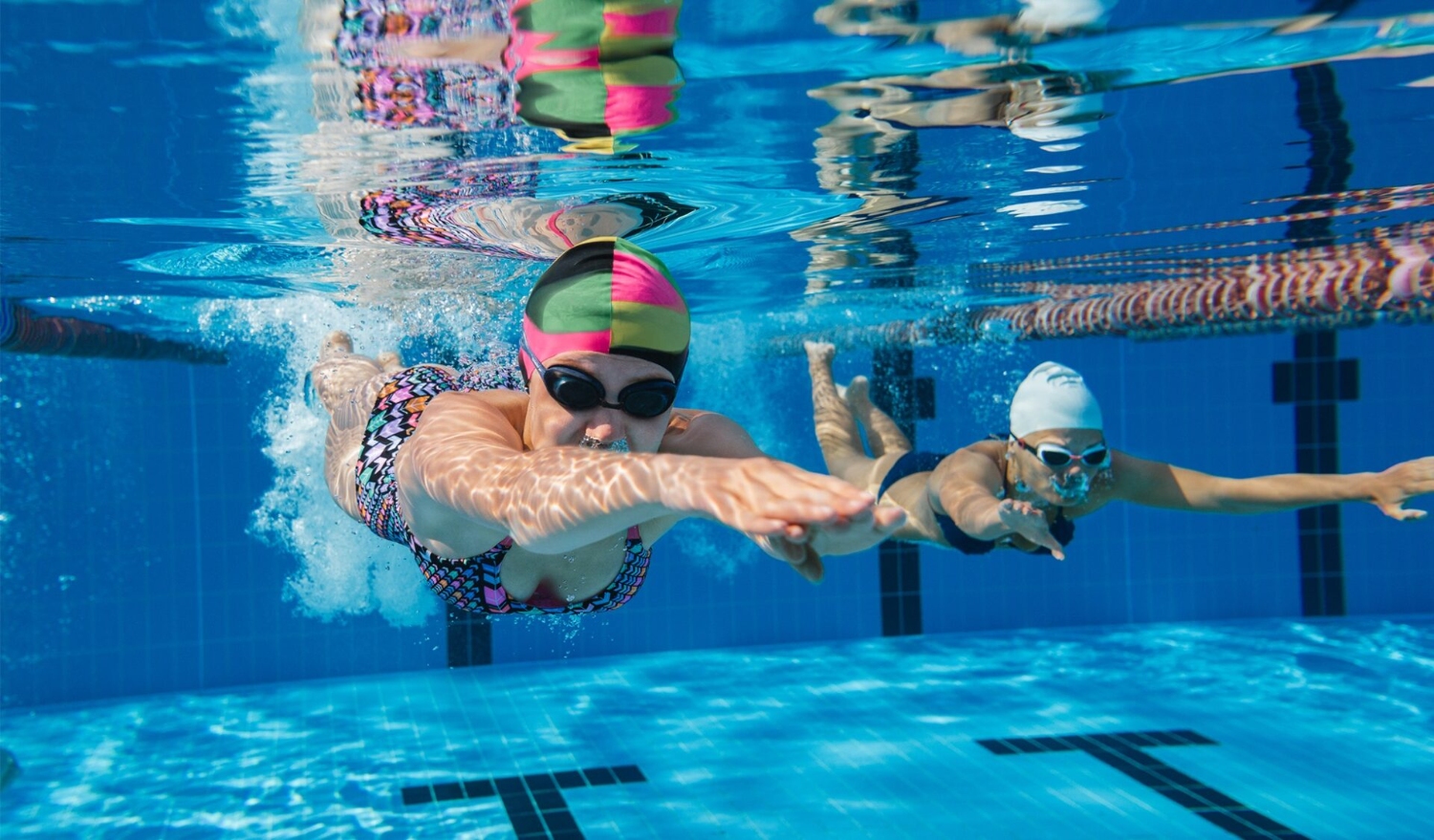Bơi lội mùa nóng giúp giảm đau ở người bệnh thoát vị đĩa đệm cột sống