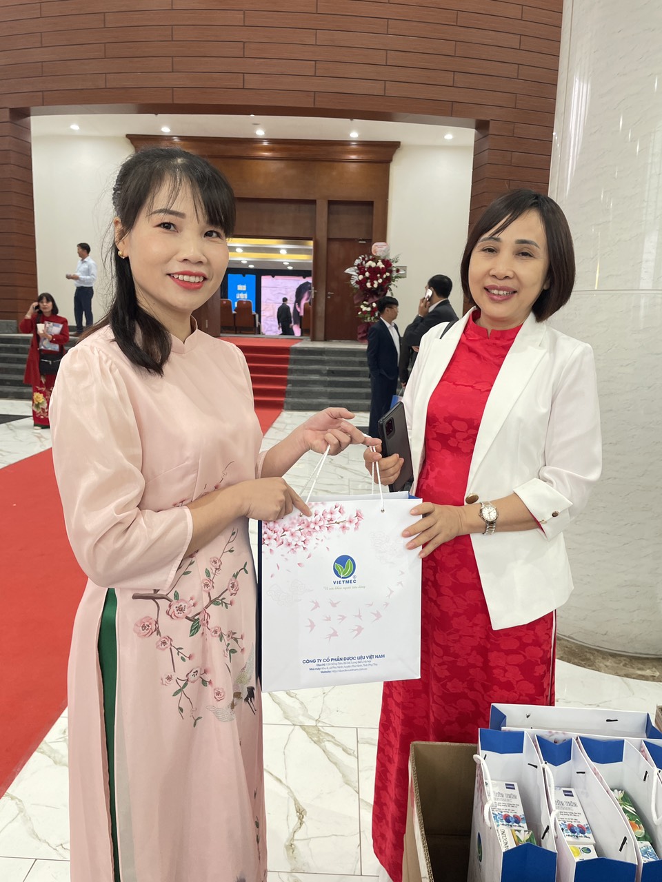 ảnh nhận quà 3