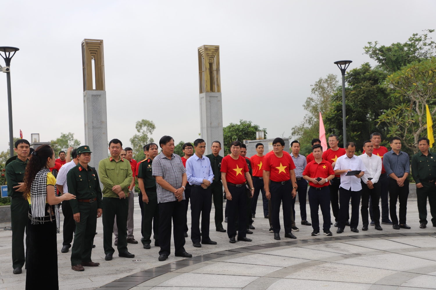 Thứ trưởng Bộ Y tế Đỗ Xuân Tuyên và đoàn công tác thành kính dâng hương tưởng niệm các Anh hùng, Liệt sĩ, đồng bào đã tử nạn trong chiến tranh tại Đền thờ Liệt sĩ ở chiến trường Điện Biên Phủ.