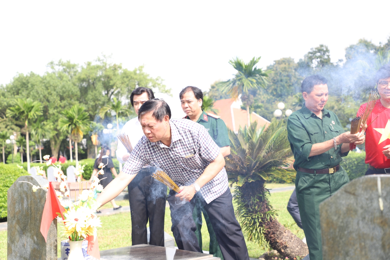 Thứ trưởng Bộ Y tế Đỗ Xuân Tuyên và đoàn công tác thành kính dâng hương tưởng niệm các Anh hùng, Liệt sĩ, đồng bào đã tử nạn trong chiến tranh tại Đền thờ Liệt sĩ ở chiến trường Điện Biên Phủ.